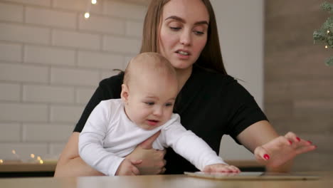 Familien-,-Technologie--Und-Mutterschaftskonzept---Glücklich-Lächelnde-Junge-Mutter-Mit-Kleinem-Baby-Und-Tablet-PC-Computer-Zu-Hause