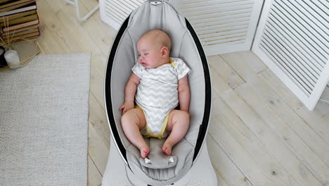 Baby-Schläft-In-Einem-Schaukelstuhl-Für-Kinder.-High-Tech-Design-Im-Weißen-Schlafzimmer