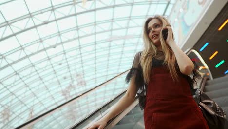 Frau-Benutzt-Smartphone-Im-Einkaufszentrum,-Nahaufnahme-Eines-4K-Stockvideos