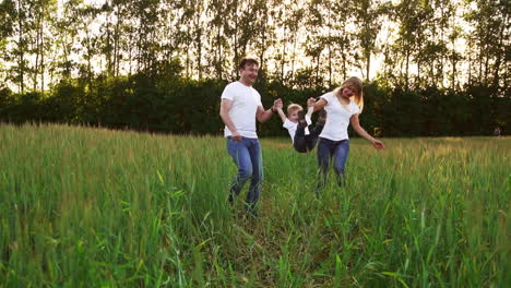Happy-family:-Father,-mother-and-son,-running-in-the-field-dressed-in-white-t-shirts