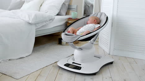 Baby-Schläft-In-Einem-Schaukelstuhl-Für-Kinder.-High-Tech-Design-Im-Weißen-Schlafzimmer