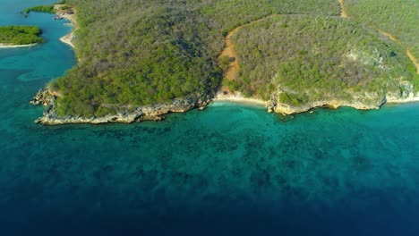 Costa-De-San-Juan-Curacao-Con-Playas-De-Arena-Dorada-Aisladas-Y-Privadas-En-El-Agua-Azul-Del-Océano-Caribeño