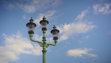 Ein-Wunderschöner-Kupfergrüner-Klassischer-Laternenpfahl,-Geschmückt-Mit-Baumlichtern