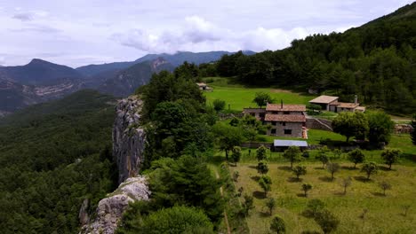 Luftaufnahmen-Einer-Klippe-In-Den-Spanischen-Pyrenäen
