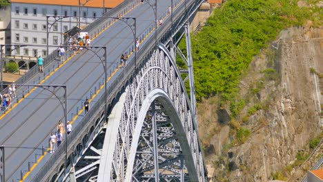 Menschen,-Die-Auf-Gehwegen-Mit-Straßenbahnschienen-Auf-Der-Brücke-Dom-Luís-I-In-Porto,-Portugal,-Spazieren
