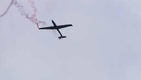 Segelflugzeug-Erstaunliche-Kunstflug-Segelflugzeug-Tricks-In-Der-Luft-Mit-Rauchfahnen