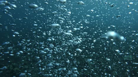 Luftblasen-Unter-Wasser,-Super-Slomo,-Tauchender-Sauerstoff,-Blasen-Im-Meerwasser,-Meereslebewesen,-Zeitlupe,-An-Die-Oberfläche-Aufsteigende-Blasen,-Wasserlichtstrahlen-Und-Brechungen,-Aufnahme-In-4K,-In-Tulamben,-Bali