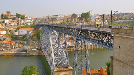 Famous-Deck-Arch-Bridge-Of-Dom-Luís-I-In-The-Historic-City-Of-Porto,-Portugal
