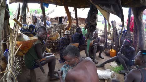 Nahaufnahme-Von-Männern-Des-Banna-Stammes,-Die-Im-Omo-Tal,-Äthiopien,-Fröhlich-Kaffee-Trinken