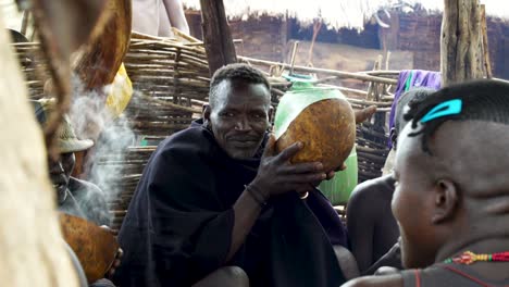 Nahaufnahme-Von-Männern-Des-Banna-Stammes,-Die-Im-Omo-Tal-In-Äthiopien-Sitzen-Und-Ihren-Heißen-Kaffee-Genießen