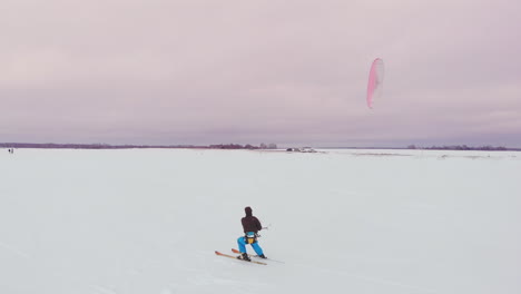 Kitesurf-En-Invierno-En-Snowboard-O-Esquí.-Patinando-Sobre-El-Hielo-En-El-Viento.-Hermosas-Velas-De-Colores.