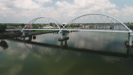Metallische-Broadway-Brücke-über-Den-Fluss-Bei-Little-Rock-In-Arkansas,-Vereinigte-Staaten