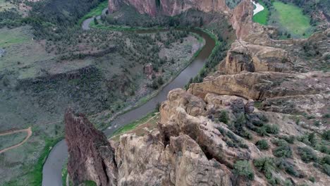 A-drone-shot-of-Smith-Rock,-Oregon,-and-a-river-that-flows-beside-it