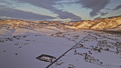 Oakley-Utah-Aerial-V2-Panorama-Schwenkansicht-Drohnenüberflug-über-Das-Stadtgebiet,-Aufnahme-Unberührter-Schneefelder-Und-Wunderschöner-Goldener-Sonnenuntergänge,-Die-Auf-Den-Bergketten-Scheinen-–-Aufgenommen-Mit-Mavic-3-Cine-–-Februar-2023