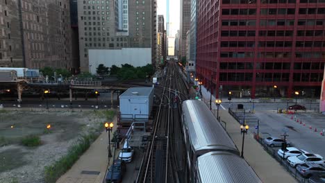 POV-Aufnahme-über-Dem-Zug-In-Der-Innenstadt-Von-Chicago