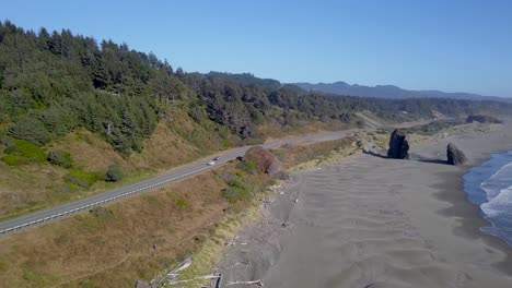 Driving-Along-Oregon-Coast-Highway-101,-Viewpoint-rock-formations
