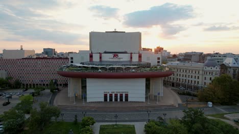 Sol-Saliendo-Sobre-El-Teatro-Nacional-De-Bucarest,-Colores-Dorados,-Rumania