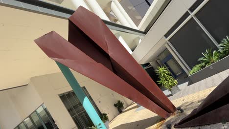 Avión-De-Papel-Gigante-Escultura-Artística-Hecha-De-Metal-Oxidado-En-Adelaide-TCE,-Perth,-Australia-Occidental
