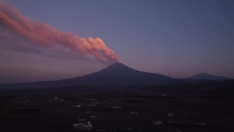 Video-of-the-Popocatepetl-volcano-in-México-exhaling-smoke-in-the-first-hours-of-the-morning