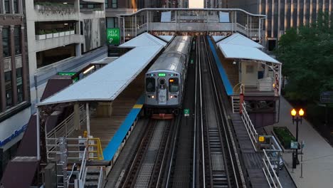 Chicago-public-train-arriving-at-station