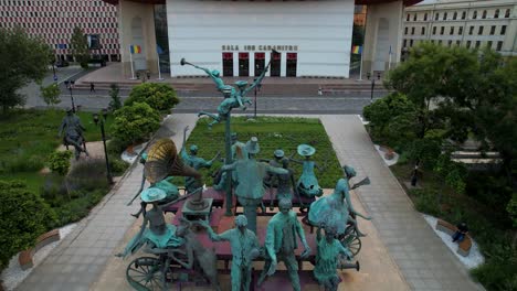 Estatuas-Frente-Al-Teatro-Nacional-De-Bucarest,-Rumania,-Vista-Aérea