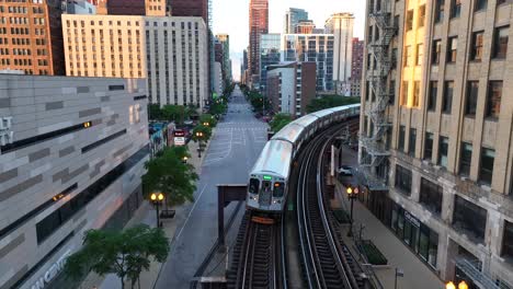 Chicagoer-öffentlicher-Zug-Auf-Hochbahngleisen-In-Richtung-Drohne