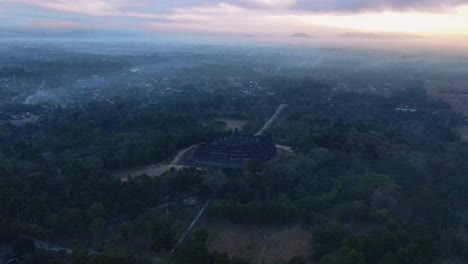 Fliegen-Sie-über-Den-Borobudur-Tempel,-Wenn-Es-Noch-Dunkel-Ist,-Mit-Dem-Magischen-Licht-Des-Sonnenaufgangs-Im-Hintergrund