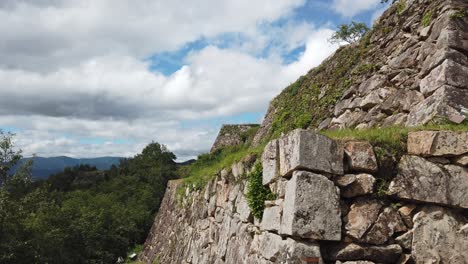 Äußere-Ziegelmauer-Der-Burgruine-Takeda-In-Asago-Hyojo,-Japan,-Schwenk-über-Verwitterte-Felsen-An-Bewölktem-Tag