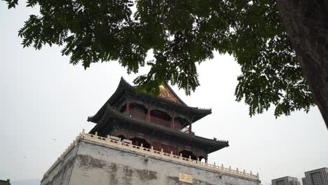 ancient-Chinese-tower-in-Tianjin,-flying-birds