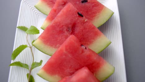 Wassermelonen-Schnittstücke-Auf-Einen-Weißen-Teller-Legen