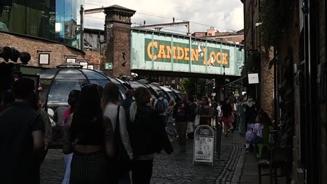 Plenty-of-shops-and-drinks-near-Camden-Lock,-London,-United-Kingdom