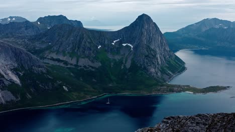 Pintorescas-Montañas-De-Salberget-Cerca-Del-Pueblo-De-Flakstad,-Indre-Selfjorden,-Noruega