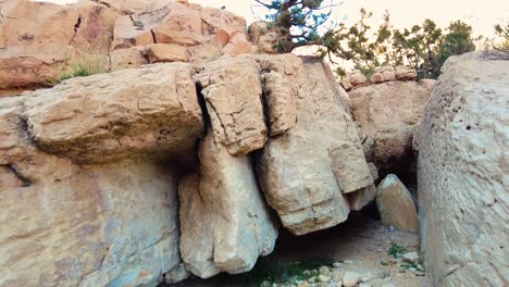 Eine-Höhle-Mitten-In-Der-Wüste-Sahara-Algerien-Biskra