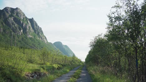 Carretera-Y-Montañas-Cerca-De-La-Aldea-De-Grunnfarnes-En-Torsken,-Noruega