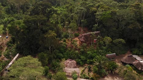 Traditionelles-Stammesdorf-Der-Indigenen-Gemeinschaft-Von-Misahualli-Im-Amazonas-Dschungel-In-Ecuador,-Luftdrohnenansicht