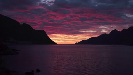 Espectacular-Puesta-De-Sol-Sobre-Las-Montañas-Cerca-Del-Pueblo-Pesquero-De-Fjordgard-En-Senja,-El-Condado-De-Troms-Y-Finnmark,-Noruega