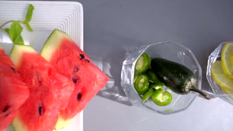 Wassermelonentee-Zutaten-Auf-Den-Tisch-Legen