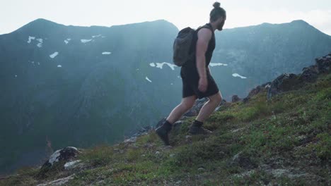 Retrato-De-Una-Persona-Caminando-En-Las-Montañas-Lonketind-En-La-Isla-Senja,-Noruega
