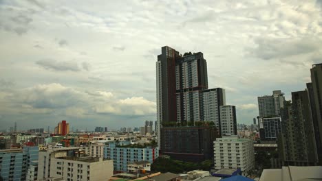 Zeitraffer-Von-Stadtgebäuden-Mit-Weiten-Wolken-über-Ihnen-In-Bangkok,-Thailand