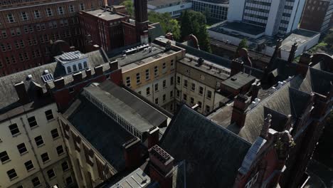 Luftdrohnenflug-über-Dem-Dach-Des-Sackville-Gebäudes-Im-Stadtzentrum-Von-Manchester