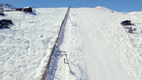 Luftaufnahme-Eines-Verschneiten-Skiresort-Schlepplifts,-Der-Wintertouristen-Den-Steilen-Berghang-In-Farellones,-Santiago,-Chile,-Hinaufbringt