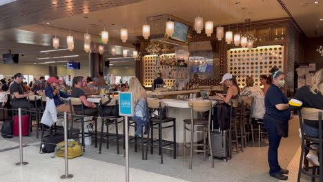 Viajeros-Cenando-En-El-Restaurante-Y-Lounge-Sea-Legs-En-Las-Salidas-Relajadas-Del-Aeropuerto-El-13/7/2023