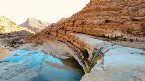 Ein-Wasserfall-Mitten-In-Der-Wüste-Sahara,-Algerien,-Biskra