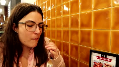 Woman-tries-francesinha-for-first-time-and-gives-it-a-thumbs-up