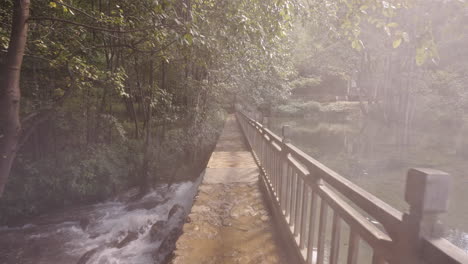 Spaziergang-Durch-Nebel-über-Der-Brücke-Der-Wasserquelle-Der-Diageo-Brennerei-In-Yunnan,-China