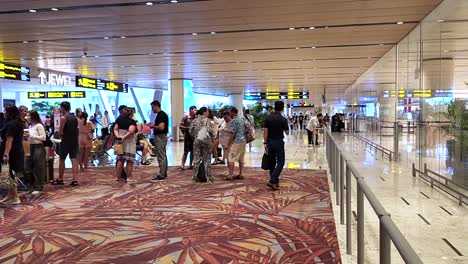 Familien-Und-Freunde-Von-Passagieren,-Die-In-Der-Ankunftshalle-Des-Flughafens-Singapur-Changi-Warten