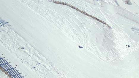 Luftaufnahme-Mit-Blick-Auf-Wintertouristen,-Die-Den-Steilen-Berghang-Des-Verschneiten-Farellones-Skigebiets-Hinunterfahren,-Santiago,-Chile