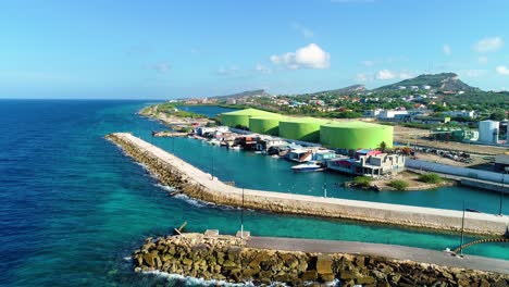 Eingang-Zum-Hafenkanal-Und-Kleines-Fischerdorf-In-Zakito-Curacao,-Luftpodest