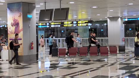 Pasajeros-Caminando-En-La-Terminal-3-Del-Aeropuerto-Changi-De-Singapur.