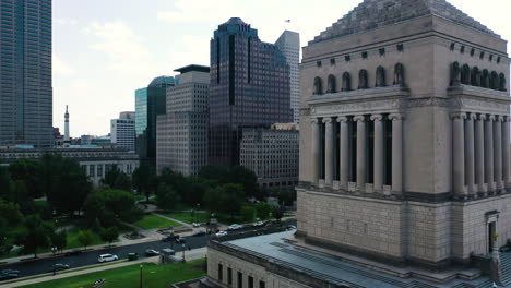 Aerial-view-rising-in-front-of-the-Indiana-War-Memorial-and-Museum,-Indianapolis,-USA